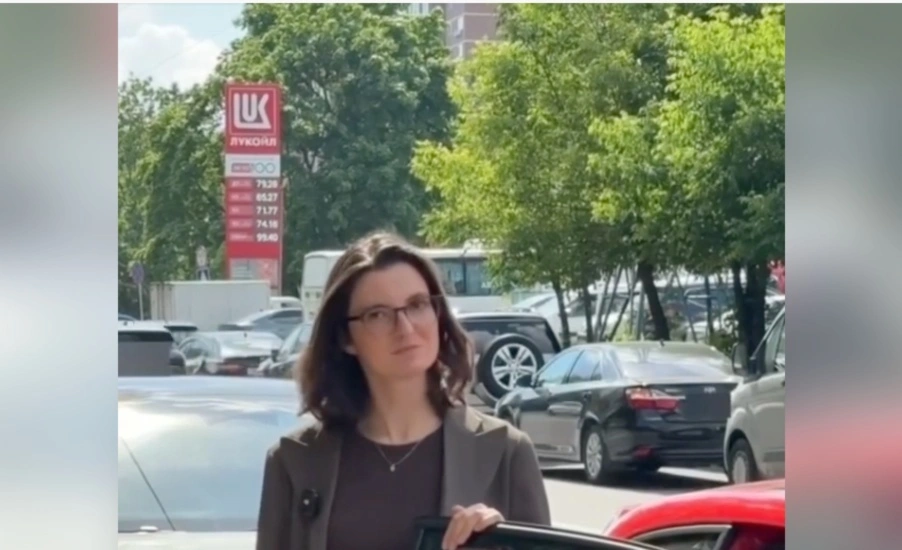 «Шоу на Мосфильмовской»: дипломатка из ФРГ устроила провокацию у очереди на заправку в Москве