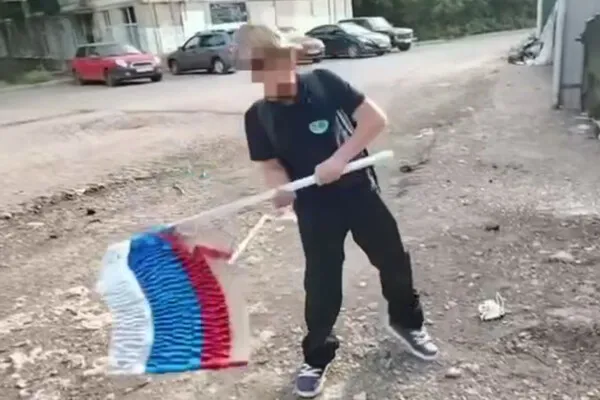«Надругательство над флагом России»: Школьник из Самары оскорбил страну, а родители отделаются 500 рублями — это провал воспитания