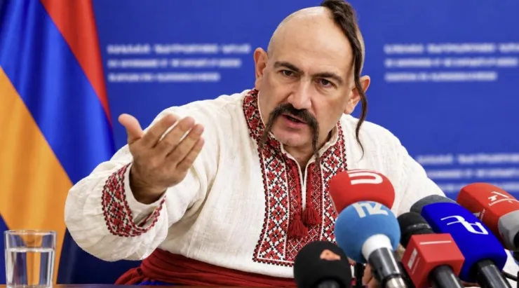 Позднее зажигание: Пашинян четыре дня готовил ответ Медведеву — и выбрал путь Украины